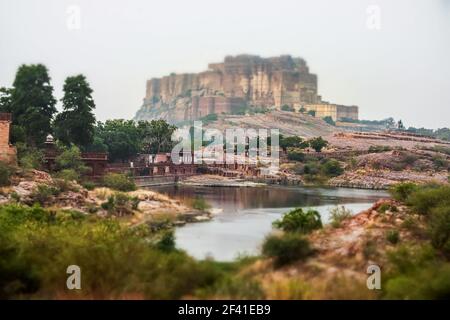 Tilt-Shift-Objektiv - Jaisalmer Fort befindet sich in der Stadt Jaisalmer, im indischen Bundesstaat Rajasthan. Es wird angenommen, dass es sich um eine der wenigen lebenden Festungen der Welt handelt. Stockfoto