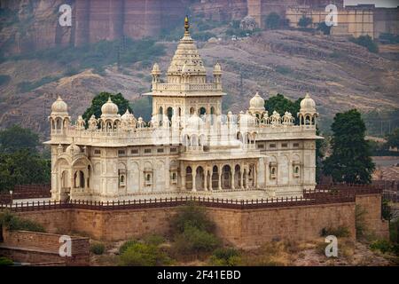 Jaswant Thada ist ein Kenotaph in Jodhpur, im indischen Bundesstaat Rajasthan. Jaisalmer Fort befindet sich in der Stadt Jaisalmer, im indischen Bundesstaat Rajasthan. Stockfoto