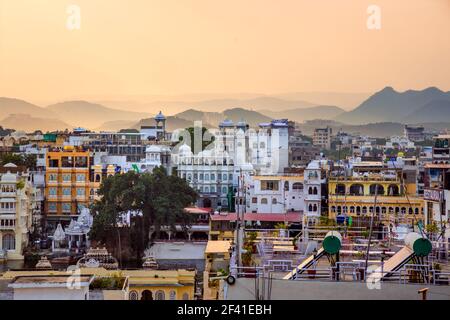 Udaipur, auch bekannt als die Stadt der Seen, ist eine Stadt im Bundesstaat Rajasthan in Indien. Es ist die historische Hauptstadt des Königreichs Mewar in der ehemaligen Rajputana Agentur. Stockfoto