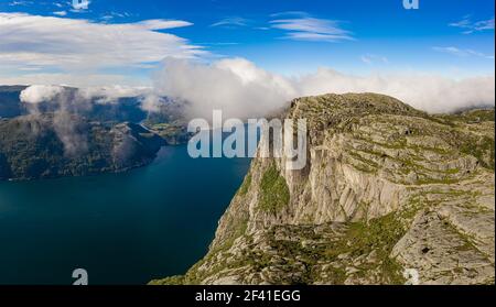 Preikestolen oder Prekestolen, auch bekannt durch die englische Übersetzung von Preacher&rsquo;s Pulpit oder Pulpit Rock, ist eine berühmte Touristenattraktion in Forsand, Ryfylke, Norwegen Stockfoto