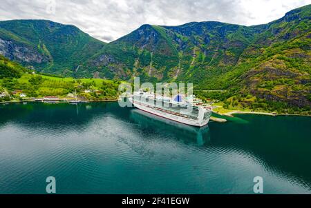 Stadt Aurlandsfjord Flam in der Morgendämmerung. Schöne Natur Norwegen natürliche Landschaft. Stockfoto