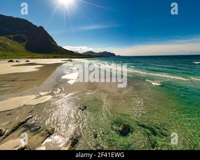 Strand die Lofoten Inseln sind ein Archipel in der Grafschaft Nordland, Norwegen. Ist bekannt für eine unverwechselbare Landschaft mit dramatischen Bergen und Gipfeln, offenes Meer und geschützte Buchten, Strände bekannt Stockfoto