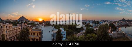 Pushkar ist eine Stadt im Ajmer Bezirk im indischen Bundesstaat Rajasthan. Es ist ein Wallfahrtsort für Hindus und Sikhs. Pushkar hat viele Tempel. Rajasthan Indien. Stockfoto