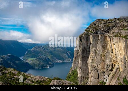 Preikestolen oder Prekestolen, auch bekannt durch die englische Übersetzung von Preacher&rsquo;s Pulpit oder Pulpit Rock, ist eine berühmte Touristenattraktion in Forsand, Ryfylke, Norwegen Stockfoto