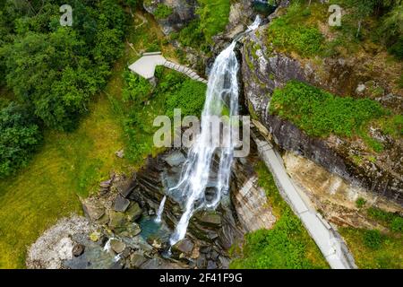Steinsdalsfossen ist ein Wasserfall im Dorf Steine in der Gemeinde Kvam in Hordaland County, Norwegen. Der Wasserfall ist einer der meistbesuchten Touristenattraktionen in Norwegen. Stockfoto