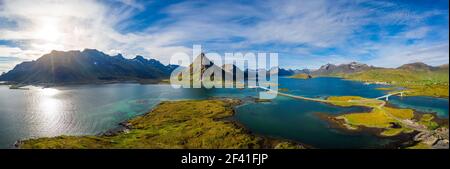 Fredvang Bridges Panorama. Die Lofoten-Inseln sind ein Archipel in der Grafschaft Nordland, Norwegen. Ist bekannt für eine unverwechselbare Landschaft mit dramatischen Bergen und Gipfeln, offenem Meer und geschützten Buchten. Stockfoto