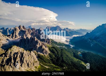 Malerischer Blick auf die schöne Landschaft in den Alpen, herrliche Natur der Dolomiten Italien Alpen. Stockfoto