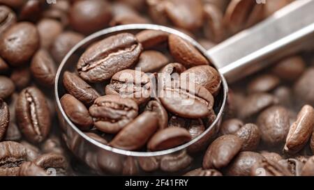 Nahaufnahme von Kaffeesamen. Duftende Kaffeebohnen sind gerösteter Rauch kommt von Kaffeebohnen. Stockfoto