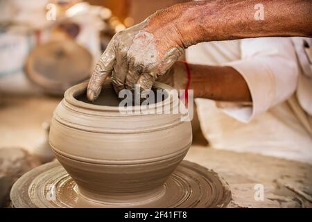 Potter am Arbeitsplatz macht Keramik Geschirr. Indien, Rajasthan. Stockfoto