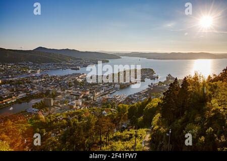 Bergen ist eine Stadt in Südschweden an der Westküste von Norwegen. Bergen ist die zweitgrößte Stadt in Norwegen. Der Blick von der Höhe des Vogelflugs. Antenne FPV drone Flüge. Stockfoto