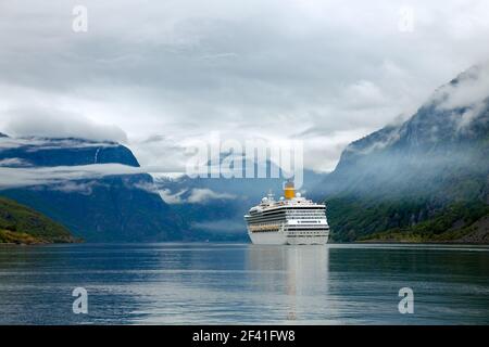 Kreuzfahrtschiff, Kreuzfahrtschiffe auf Sognefjord oder Sognefjord, Flam Norwegen Stockfoto