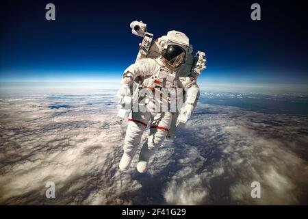 Astronaut im Weltraum vor dem Hintergrund des Planetenerde. Elemente des Bildes von der NASA eingerichtet. Stockfoto