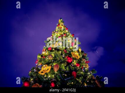 Frohe Weihnachten und glückliches Neues Jahr Hintergrund.Weihnachtsbaum mit Dekorationen. Stockfoto