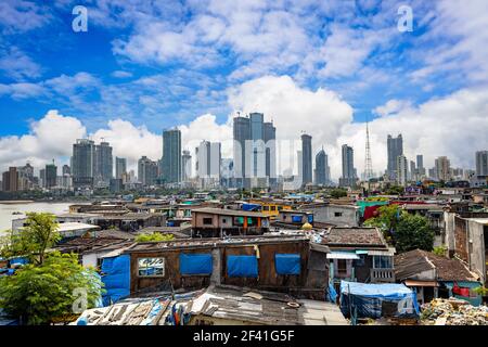 Blick auf Slums an den Ufern von mumbai, Indien vor dem Hintergrund von Wolkenkratzern im Bau Stockfoto