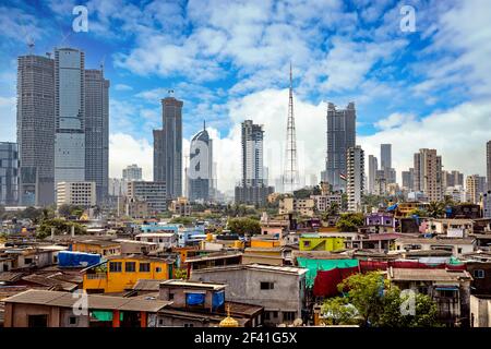 Blick auf Slums an den Ufern von mumbai, Indien vor dem Hintergrund von Wolkenkratzern im Bau Stockfoto