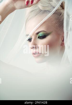 High-Key-Porträt einer zarten blonden Frau Stockfoto