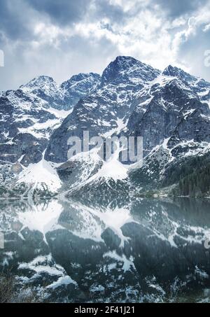 Majestätischen Berg mit einem klaren See unten Stockfoto