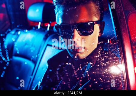 Closeup Portrait eines jungen Mannes ruht im Auto Stockfoto