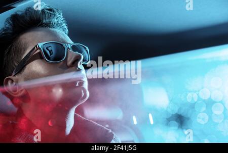 Porträt von einem jungen Mann auf der Suche hinter dem Fenster Stockfoto