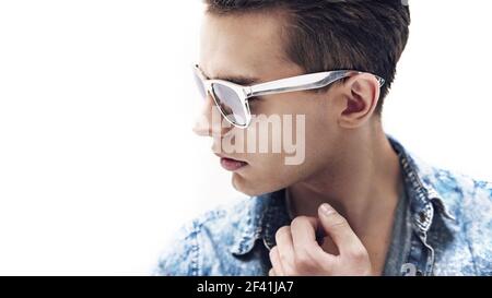 Junger hübscher Kerl mit stilvollen Sonnenbrille Stockfoto