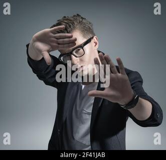 Porträt von ein hübscher junger Kerl in einer modernen pose Stockfoto