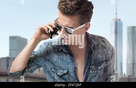 Junger hübscher Kerl mit stilvollen Sonnenbrille Stockfoto