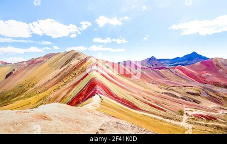 Panoramablick auf den Rainbow Mountain auf dem Berg Vinicunca in Peru - Reise- und Wanderlust-Konzept Weltnaturwunder erkunden - Lebendiger mehrfarbiger Filter Stockfoto