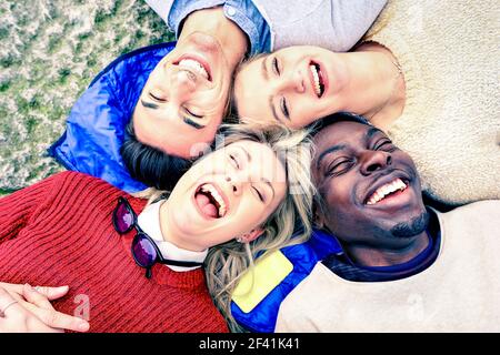 Multirassische beste Freunde, die Spaß haben und gemeinsam im Freien lachen Frühling - Happy Friendship Konzept mit jungen Menschen auf Mode Kleidung Stockfoto