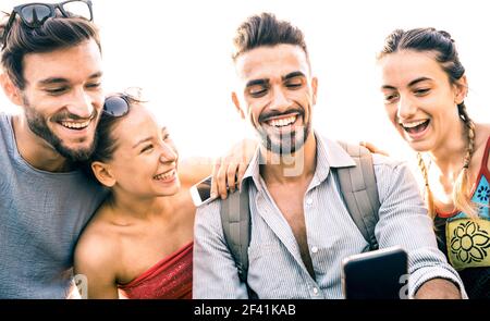 Freunde Gruppe Spaß haben mit Handy-Smartphone - Technologie Suchtkonzept in Jugend Lifestyle Sharing-Inhalte auf Social Network Stockfoto