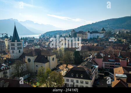 Schöne alte Burg und historische Gebäude im Stadtzentrum von Annecy, Frankreich Stockfoto