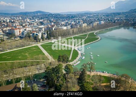 Luftaufnahme des öffentlichen Parks am See in Annecy, Frankreich Stockfoto