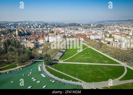 Atemberaubende Stadt am See von Annecy mit großem öffentlichen Park und Schloss auf dem Hügel Stockfoto