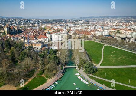 Luftaufnahme von Annecy, Frankreich. Schöne mittelalterliche Stadt mit historischen Gebäuden und Schloss auf dem Hügel Stockfoto