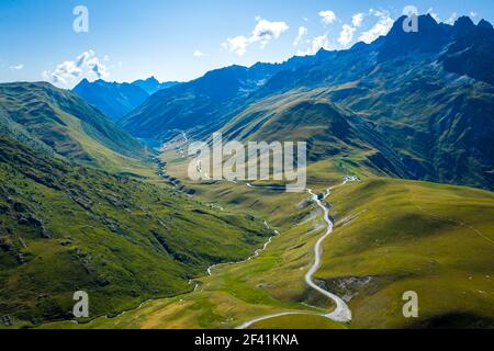 Luftaufnahme von Straßen, die durch das atemberaubende Bergtal weben Der See Stockfoto