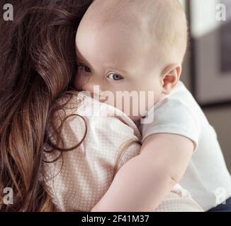 Mutter umarmt ihren süßen, kleinen Sohn Stockfoto