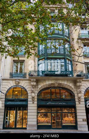 Fassade des Guerlain-Flagship-Stores auf der Avenue des Champs-Elysées, Paris, Frankreich Stockfoto