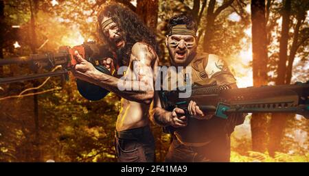 Zwei tapfere Soldaten halten schwere Maschinengewehre Stockfoto