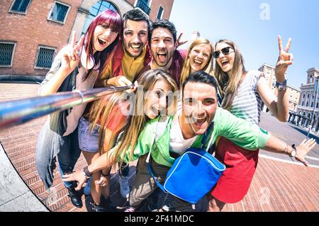 Gruppe von multikulturellen Touristen Freunde mit Spaß unter Selfie und Die Altstadt-Tour ist laut - Reise-Lifestyle-Konzept mit Glückliche Menschen Stockfoto