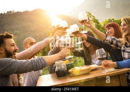 Glückliche Freunde Spaß im Freien - Junge Menschen genießen die Ernte Zeit zusammen auf dem Bauernhof Weinberg Land - Jugend und Freundschaft Konzept Stockfoto