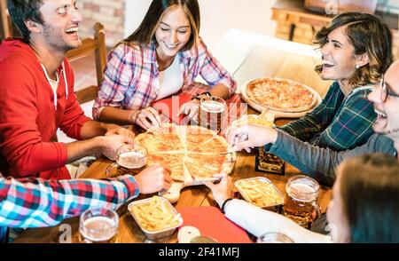 Junge Freunde auf echte lachen beim Essen Pizza zu Hause Auf Familientreffen - Freundschaftskonzept mit glücklichen Menschen genießen Zeit zusammen Spaß haben Stockfoto