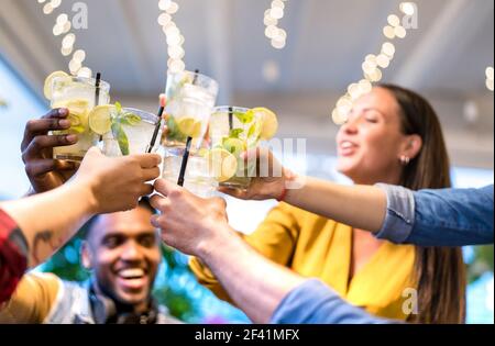 Die besten Freunde trinken zusammen im Fashion Bar Restaurant - Friendship Konzept mit jungen Leuten, die Spaß beim Toasten von Getränken getrunken haben Happy Hour im Pub Stockfoto