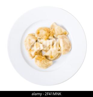 Ukrainische Knödel vareniki mit Kartoffelpüree und gerösteten Zwiebeln. Isoliert auf weißem Hintergrund. Stockfoto