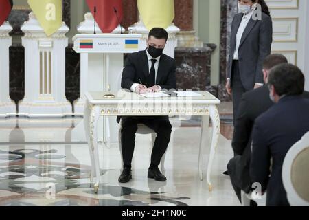 Nicht exklusiv: KIEW, UKRAINE - 18. MÄRZ 2021 - Präsident der Ukraine Wolodymyr Zelenskyy nimmt an der Zeremonie der Unterzeichnung bilateral Ukrainisch-Litauen Stockfoto