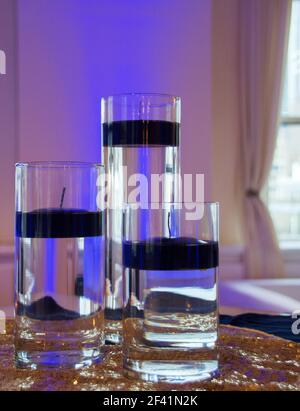 Glasschalen mit schwimmenden Kerzen Stockfoto