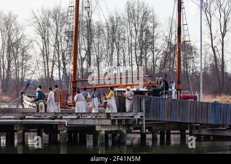 Outdoor-Filmset für einen koreanischen Film in Steveston British Columbia Kanada. Alle Schauspieler tragen Masken, wenn sie nicht in einem Shooting sind Stockfoto