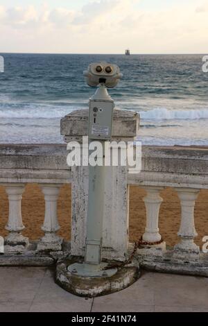 Münzbetriebenes Metall Tower Viewer Fernglas auf einem Stiel am Meer mit Blick auf das Meer auf einem verankerten Schiff Sardinero Santander Cantabria Spanien Stockfoto