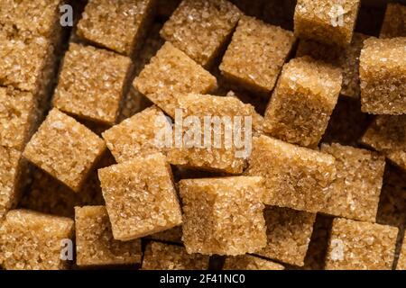 Braune Zuckerwürfel in der Papierverpackung. Draufsicht. Stockfoto