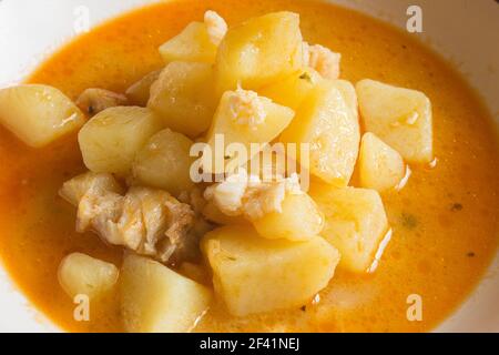 Nahaufnahme einer gekochten Kartoffelplatte mit Kabeljau in einer Gemüsesauce. Einfaches Kochen Rezepte mit frischem Fisch zu Hause. Stockfoto