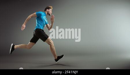 Porträt eines schönen und jungen Athleten im Rennen Stockfoto