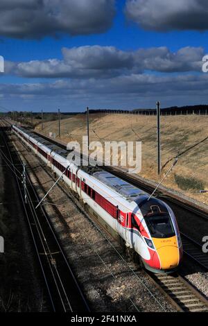 LNER Azuma Zug, Klasse 800, East Coast Main Line Railway, Newark on Trent, Nottinghamshire, England, Großbritannien Stockfoto